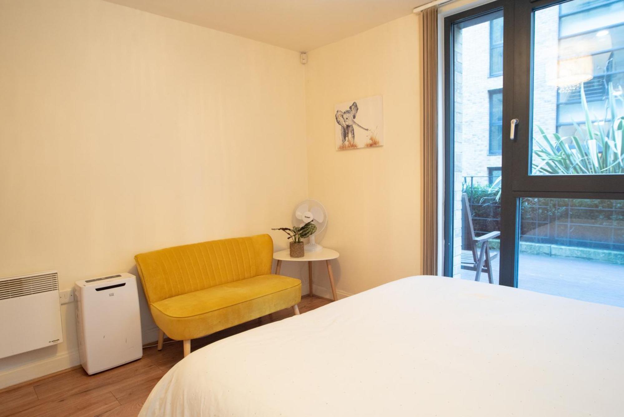 Spacious 1 Bed Apartment With Workspace, Coffee & Free Secure Parking Μπέρμιγχαμ Εξωτερικό φωτογραφία