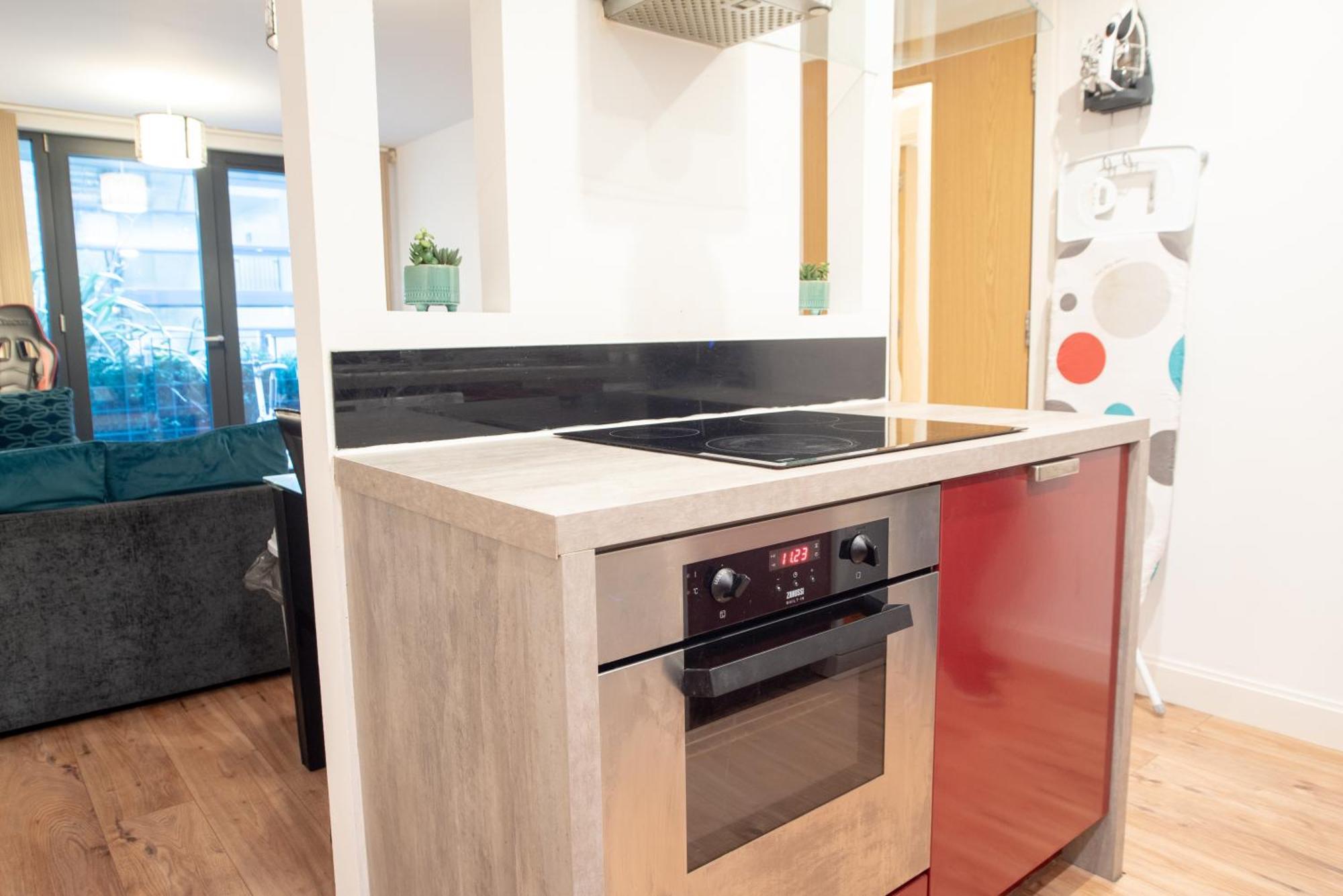 Spacious 1 Bed Apartment With Workspace, Coffee & Free Secure Parking Μπέρμιγχαμ Εξωτερικό φωτογραφία