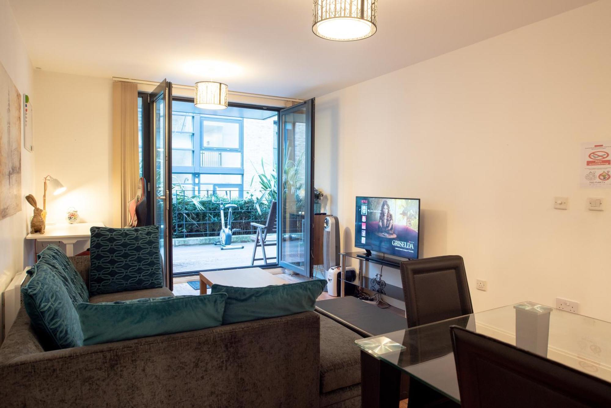 Spacious 1 Bed Apartment With Workspace, Coffee & Free Secure Parking Μπέρμιγχαμ Εξωτερικό φωτογραφία
